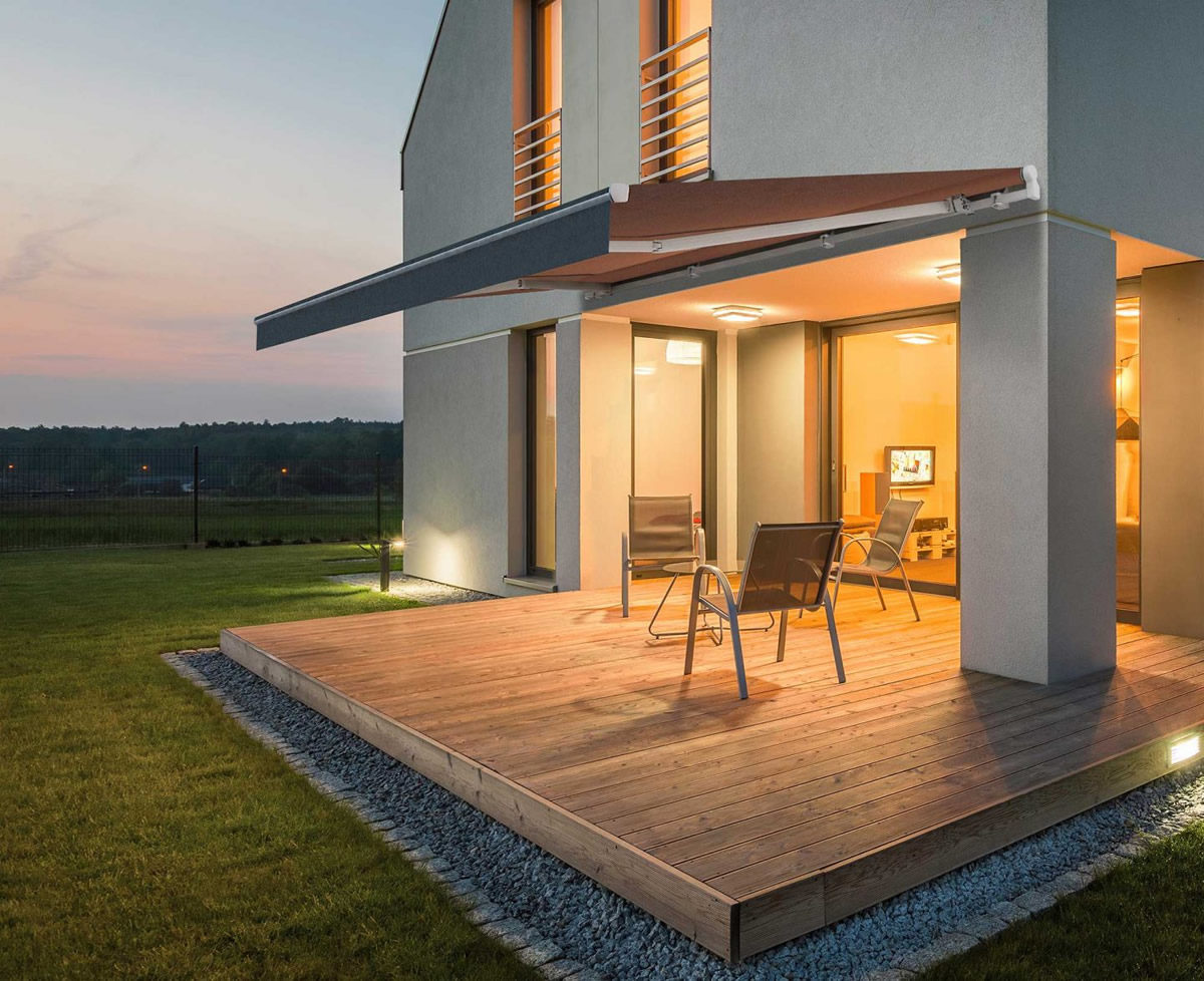 Monobloc retractable awning over a deck